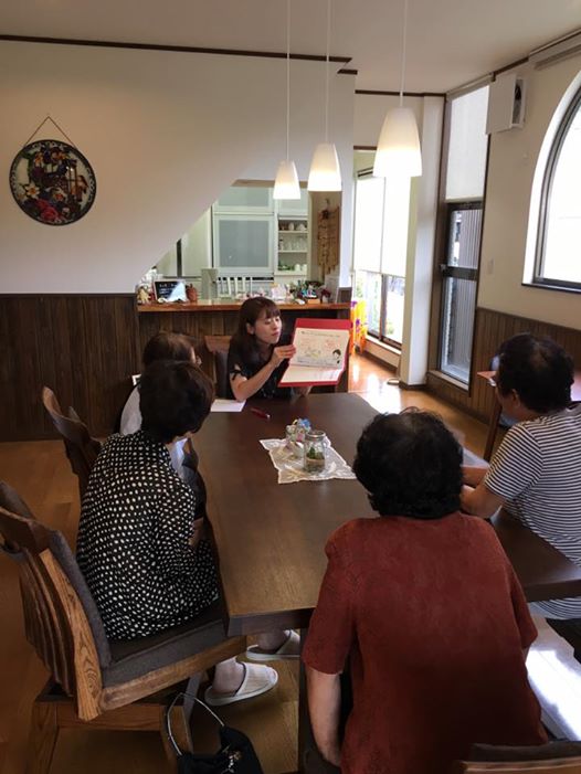 渡邊由加里さんがカフェで紙芝居ツールを使って認知症のお話を♬