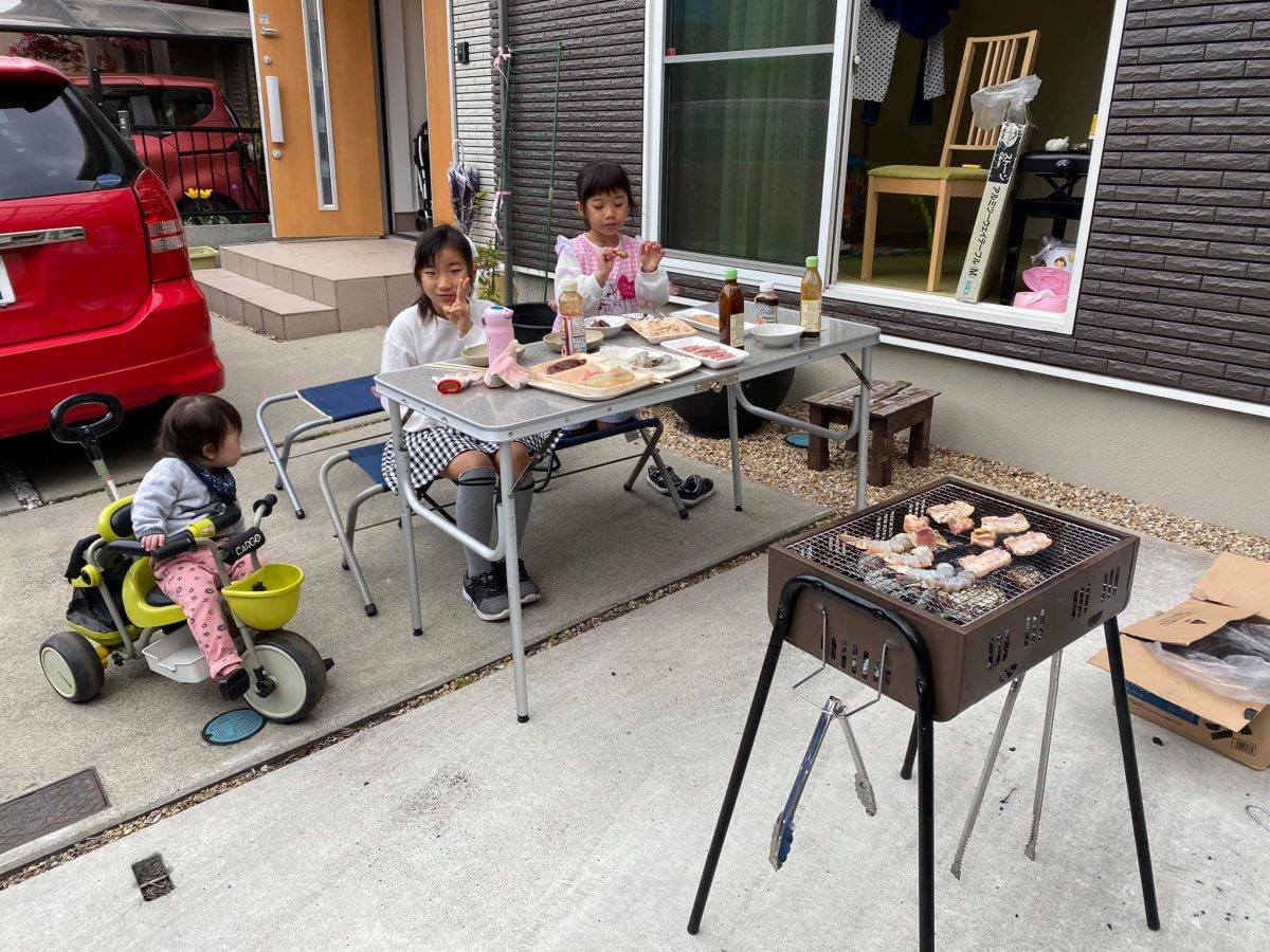 家の前で家族だけでBBQ