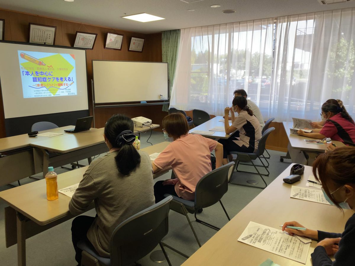 【日本福祉大学社会福祉総合研修センター】様よりご依頼いただき、名古屋市緑区にある《医療法人清水会・まこと老人保健施設》で認知症研修をしました。